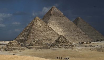 Dünyanın yedi harikasından biri: Giza Piramitleri