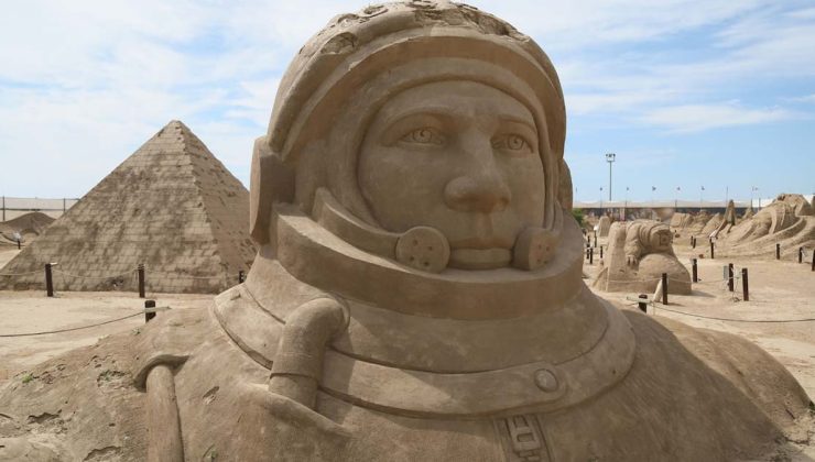 ‘Uzay’ temalı kum heykeller sezonu açıldı