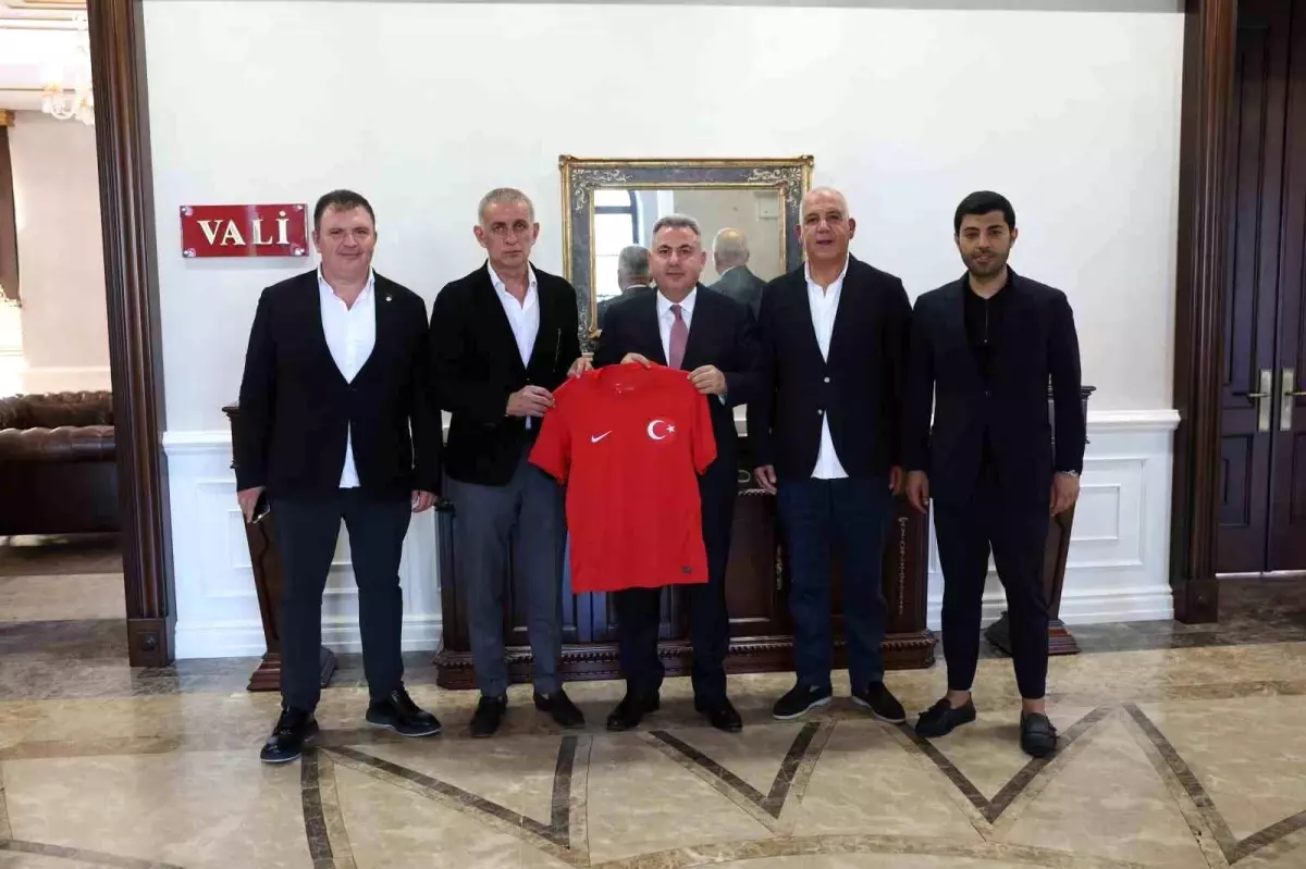 TFF Başkanı İbrahim Hacıosmanoğlu İzmir’de ziyaretlerde bulundu