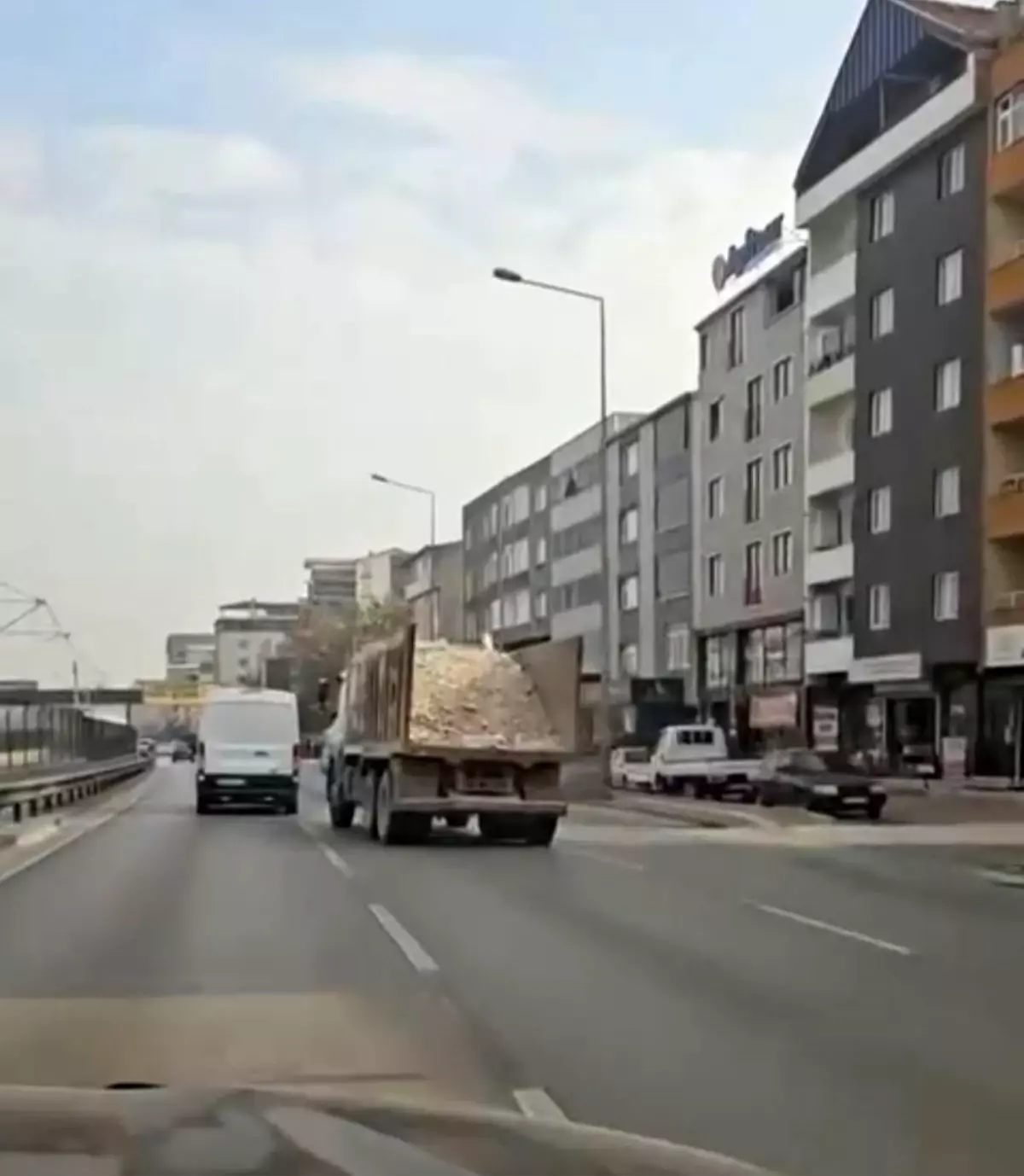 Bursa’da Tehlikeli Moloz Taşıyan Kamyon