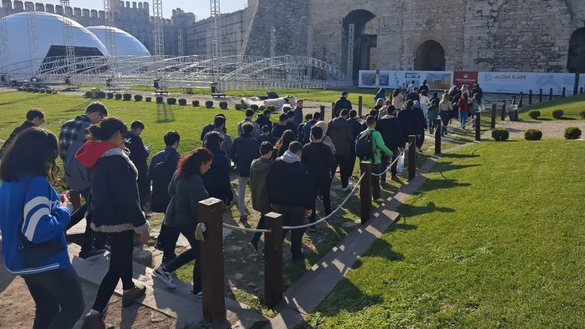 Yedikule Hisarı’nda rehberli gece ve gündüz turları devam ediyor